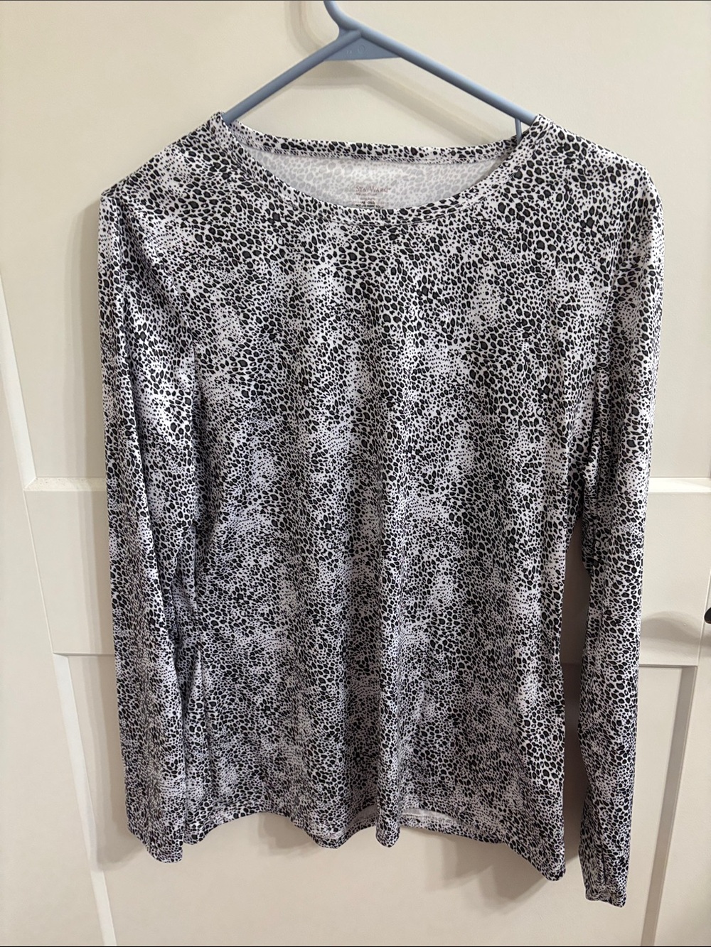 St. John's Bay Black & White Speckle Crewneck Long Sleeve Tee